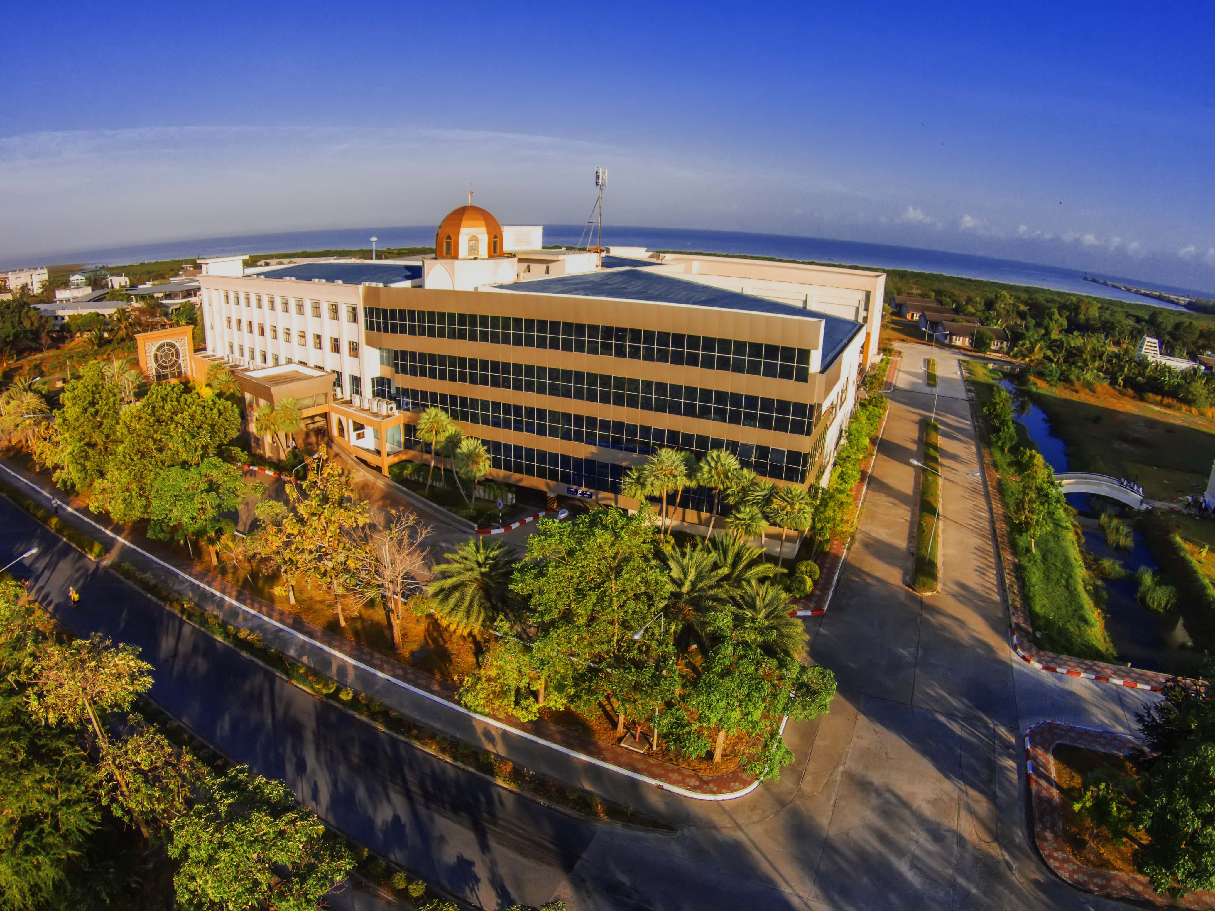 เปิดสอนระดับปริญญาโท-เอก สาขาวิชาอิสลามศึกษาและมุสลิมศึกษา
 คณะวิทยาการอิสลามได้แบ่งโครงสร้างการบริหารงานออกเป็น 4 กลุ่มงาน คือ กลุ่มงานบริหารคณะ กลุ่มงานวิชาการ กลุ่มงานวิจัยและนวัตกรรม และกลุ่มงานพันธกิจเพื่อสังคม
                ปัจจุบันคณะวิทยาการอิสลาม ได้ทำหน้าที่ ผลิตบัณฑิตออกไปรับใช้สังคม ศึกษาค้นคว้าวิจัยความรู้ใหม่ ๆ ให้บริการวิชาการแก่ชุมชน และทำนุบำรุงศิลปวัฒนธรรม โดยได้ดำเนินการตามภารกิจหลักของมหาวิทยาลัย เพื่อตอบสนองความต้องการของสังคมตามศักยภาพและความพร้อม ซึ่งมีการพัฒนาเป็นลำดับ