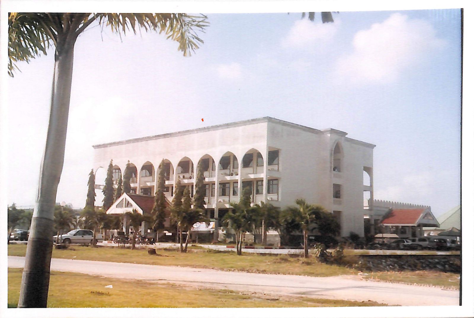 วิทยาลัยอิสลามศึกษา ได้รับพระราชกฤษฎีกาจัดตั้งเมื่อวันที่ 31 ธันวาคม 2532 โดยกำหนดให้เป็นศูนย์กลางการศึกษา ค้นคว้า วิจัยด้านวิชาการและศิลปวิทยาการเกี่ยวกับอิสลามและบริการวิชาการแก่สังคม รวมทั้งผลิตกำลังคนทางด้านอิสลามศึกษาทั่วไปในทุกสาขา